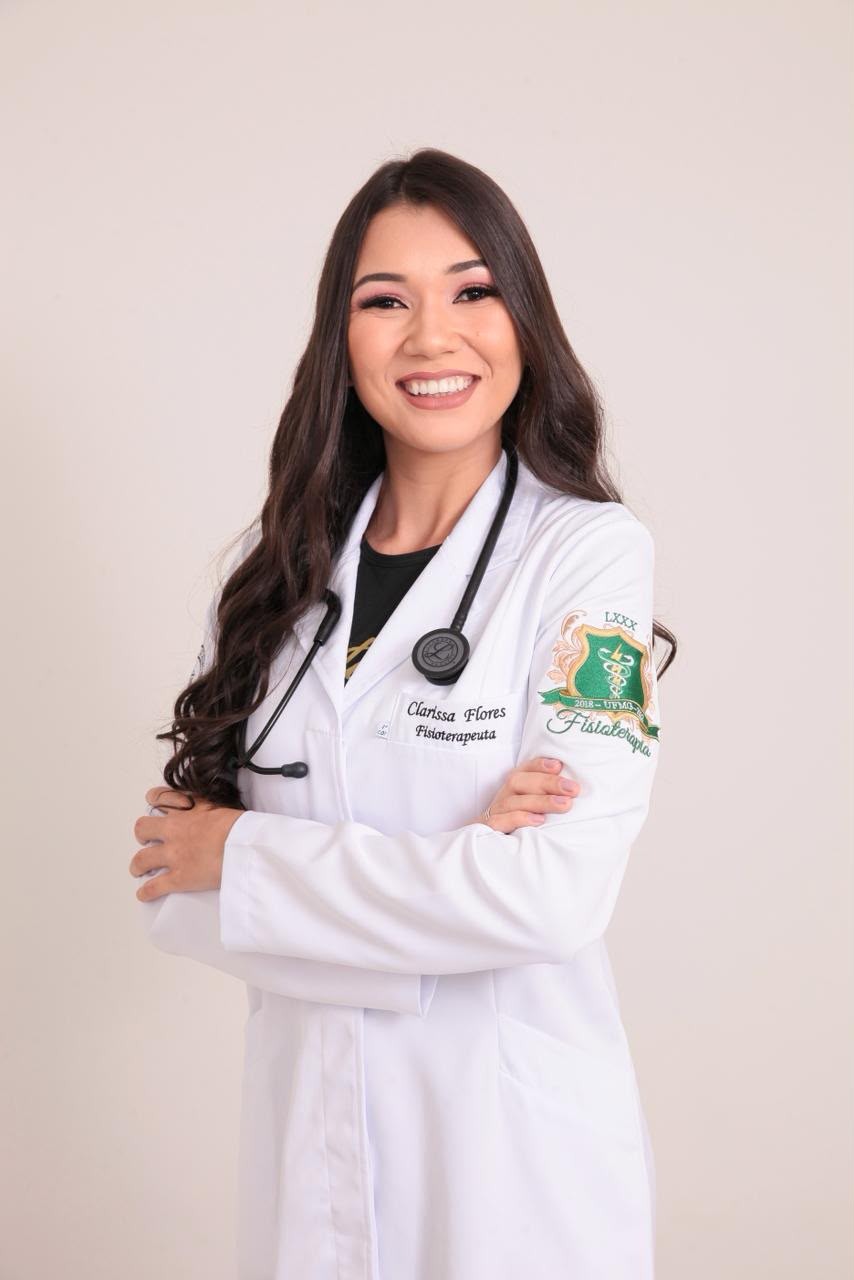Retrato profissional de Clarissa Flores com jaleco de fisioterapeuta